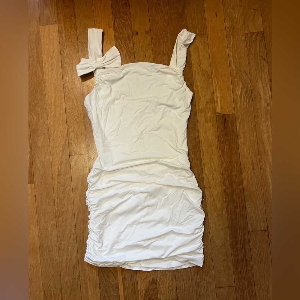 White body con Dress with bow detail
